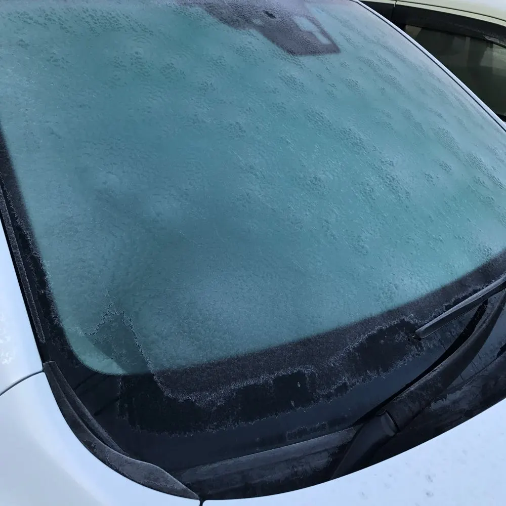 車のフロントガラスが凍っているときは解氷スプレーで霜を溶かそう