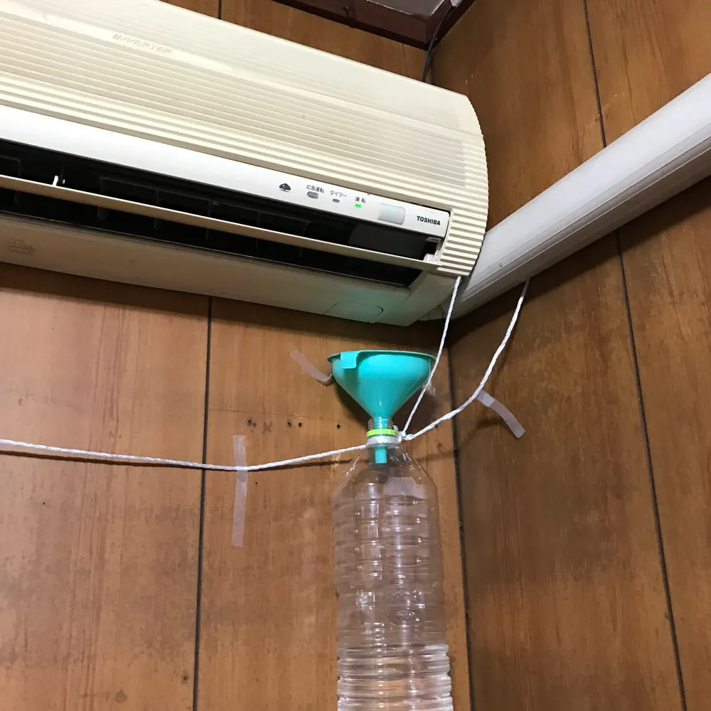 突然エアコンから水漏れ!ドレンホースの詰まりを自分で直す方法