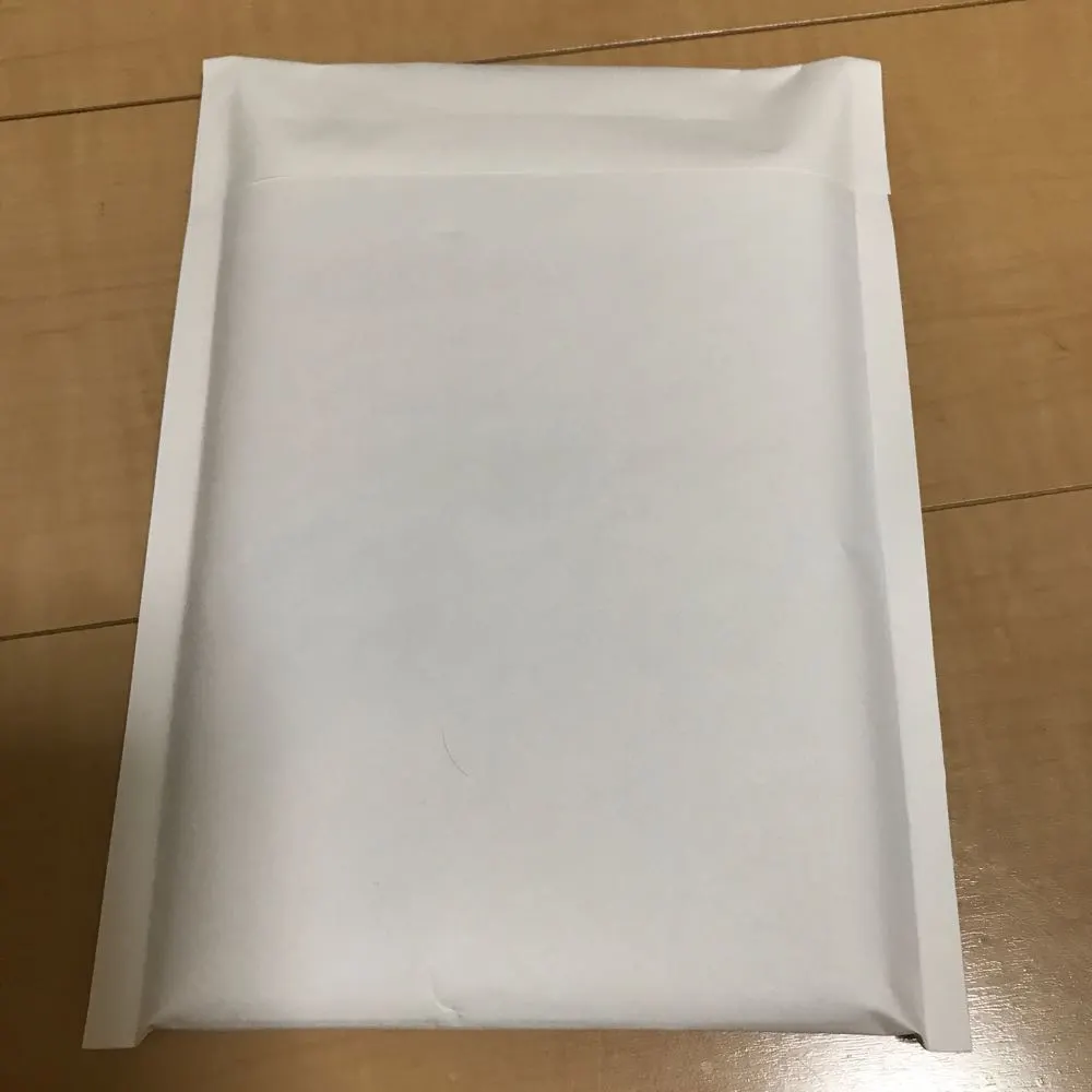 封筒の角が痛い