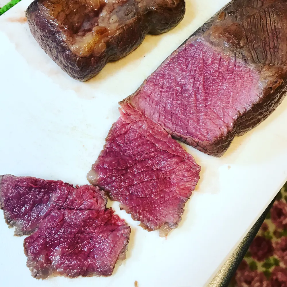 ローストビーフを自作して火の通りがイマイチだったのをレンチンしたらただの焼肉になった
