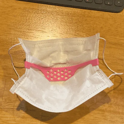 使い方はマスクの両端に引っ掛けるだけ