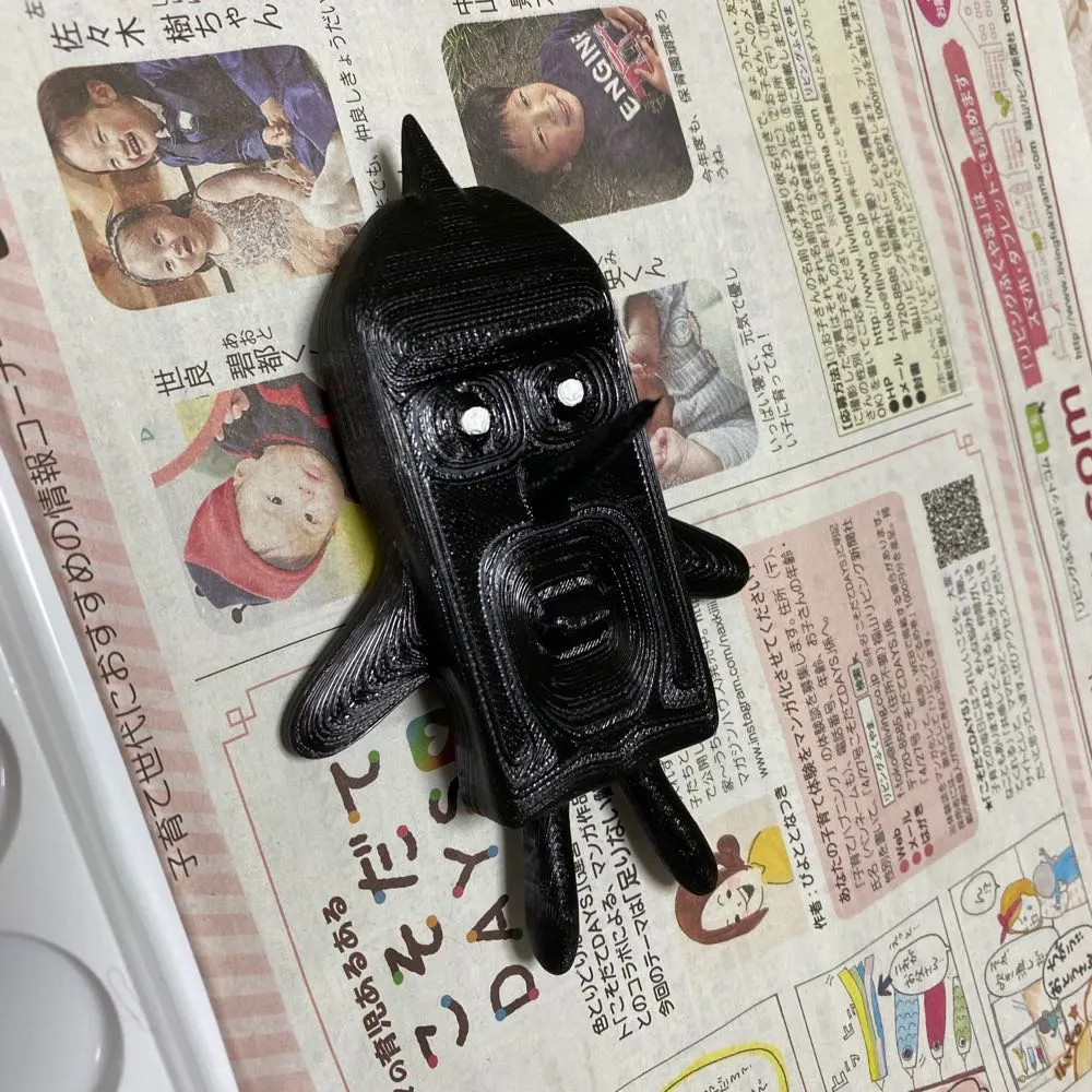 TPU造形品に細かくアクリル絵の具を塗っている様子