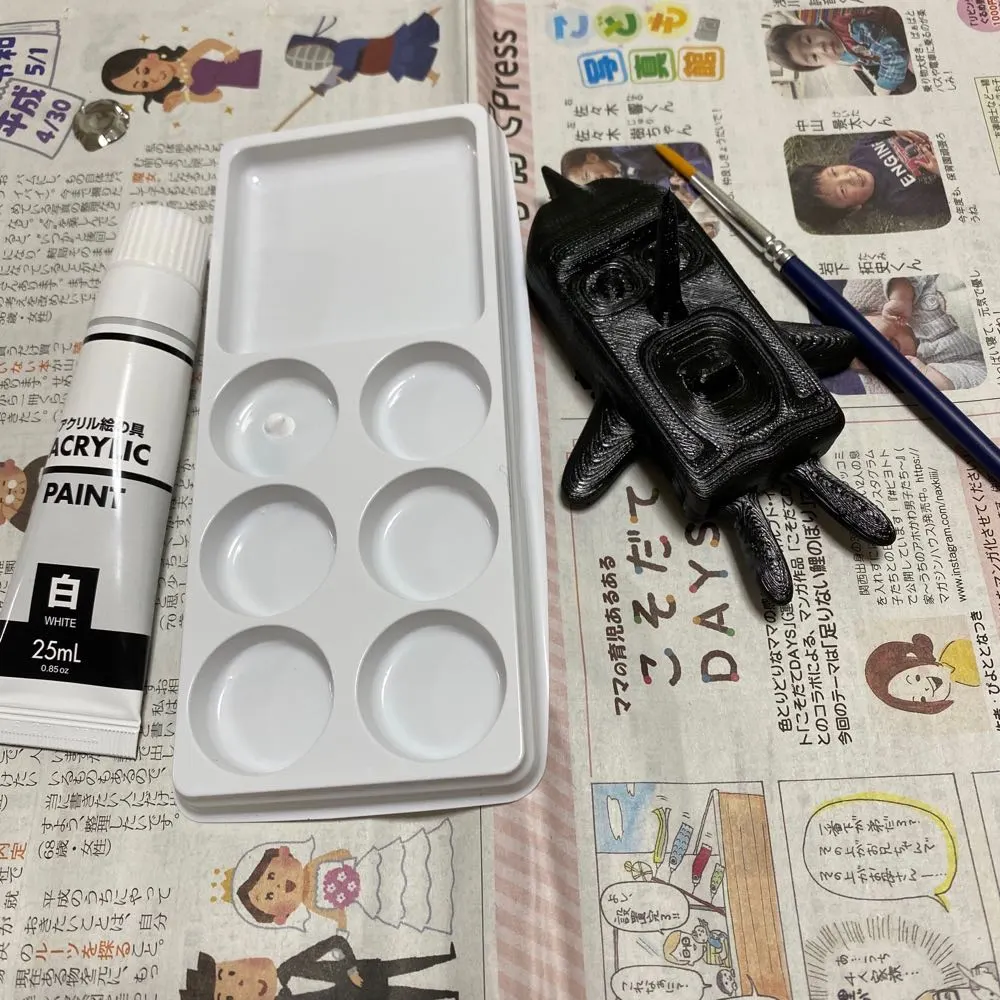 TPU造形品にアクリル絵の具で色を塗る様子